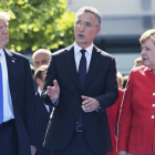 El presidente estadounidense  Donald Trump , el secretario general de la OTAN , Jens Stoltenberg, y la cancillera alemana, Angela Merkel, en Bruselas.