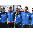 Los integrantes del Fisiorama/Taller de Inglés con el trofeo que les acredita como subcampeones. DL