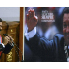 Nicolás Maduro, durante su discurso en la Asamblea Nacional, ante un retrato de Hugo Chávez, esta madrugada en Caracas.