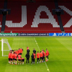 Los jugadores del Madrid durante el entrenamiento en el Johan Cruyff Arena.