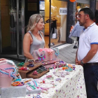 El concejal Pedro Llamas visita uno de los comercios que ha instalado su tienda en la calle. CÉSAR