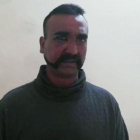 Imagen del piloto indio capturado por el ejército pakistaní.