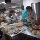 Un momento de la elaboración de los platos ganadores en la academia Ateneo Leonés