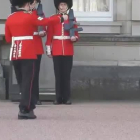 Un guardia del Palacio de Buckingham de Londres resbala y cae ante la mirada de los turistas.
