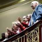 Varias personas aplauden desde la tribuna del Congreso la aprobación de la nueva ley