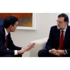 Sánchez y Rajoy, ayer, durante su primera reunión en el palacio de La Moncloa tras las elecciones generales, en la que sondearon los escenarios de gobernabilidad que se abren tras los resultados de las urnas.