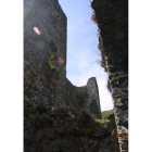 Las ruinas del castillo de Sarracín, en Vega de Valcarce, en una imagen de archivo.