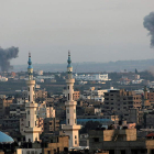 Columnas de humo tras un ataque aéreo de Israel en el sur de la franja de Gaza.