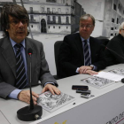 El periodista Eduardo Aguirre; Antonio Silván, alcalde de León; y el fotógrafo Luis M. Ramos, durante la presentación del libro.
