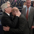 El extrovertido Juncker besa a Tusk.