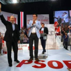 Rubalcaba y López, ayer, en el mitin central del PSOE en Valladolid.