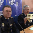 Los mandos policiales exhiben la careta empleada por el grupo.