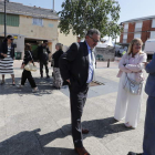 Ramón, de espaldas, y Marco Morala, al fondo, antes de la procesión en Santo Tomás. ANA F. BARREDO