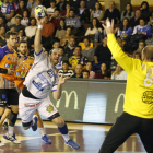Zivan Pesic gana la acción a la defensa del Benidorm en una de las pocas ocasiones donde los pivotes del equipo leonés pudieron ayer tener un hueco. FERNANDO OTERO