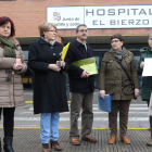 Vecinos de Congosto, el lunes con las firmas. L. DE LA MATA