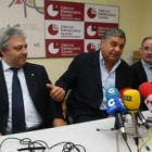 El presidente del CEL (centro) señala a Abel Ángel Macías, ayer en Ponferrada.