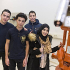 Los cuatro alumnos argelinos con el robot de soldadura.
