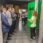 Herrera visita la Casa del Parque de San Zadornil acompañado de Suárez Quiñones. RICARDO ORDÓÑEZ