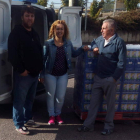 Héctor Ruano y Celia Melcón entregaron el palé a un voluntario.