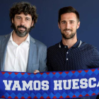 El director deportivo del Huesca, el berciano Emilio Vega, izquierda, posa junto a Jorge Miramón. BLASCO