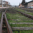 Un tramo del ferrocarril 	del oeste, que liquidó el Gobierno de España en 1985. La actividad de mercancías se ofrece como punto de rescate. RAMIRO