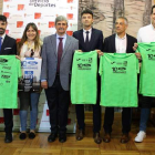 Organizadores y patrocinadores junto a las camisetas que lucirán los atletas que corran los ‘10K’.