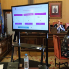 Imagen del pleno en el que se debatía sobre el sistema del sorteo de las mesas electorales. DL