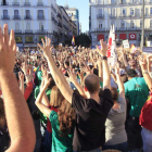 Varios miles de personas volvieron a concentrarse ayer en la Puerta del Sol de Madrid, .