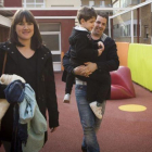 Ana Mourelo y Jose Brocal recogen al pequeño Aitor a la salida del colegio Sants Innocents.