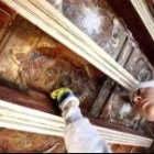 Una restauradora trabaja en el embellecimiento del artesonado mudéjar del claustro