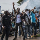 Defensores del líder de la oposición de Gabón, Jean Ping, se enfrentan a las fuerzas de seguridad durante una manifestación en contra de los resultados de las elecciones presidenciales, el miércoles.