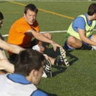 Carlos Valiño estira junto con algunos de sus jugadores en la vuelta a los entrenamientos.