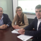Miembros de Ulecoop, con Jorge Vega, de la Uned, ayer.