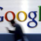 Fotografía en la que se ve a un hombre delante del stand de Google