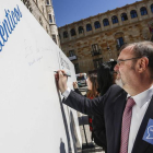 El consejero de Educación, Fernando Rey, en su visita de hoy a León