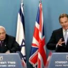 Ariel Sharón y Toni Blair durante la rueda de prensa posterior al encuentro ayer en Jerusalén