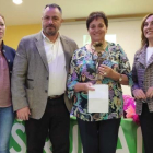 Entrega del premio Mujer Rural 2019 a Paulina Nistal por parte de Eduardo Morán. A. RODRÍGUEZ