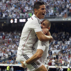 Karim Benzema celebra con su compañero, el centrocampista colombiano James Rodríguez el tercer gol del Real Madrid