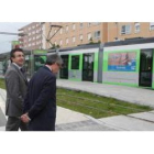 El director general de Feve, Amador Robles, y el alcalde de León, Francisco Fernández, se dirigen a