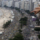Miles de personas participan en una manifestación contra la presidenta brasileña, Dilma Rousseff, este  domingo 15 de marzo del 2015, en la playa de Copacabana en Río de Janeiro.