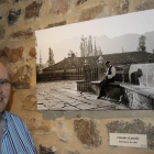 El veterano fotógrafo leonés Manuel Martín, durante la inauguración de la muestra. CAMPOS