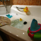 Una bañera, a punto para el baño de un menor.