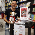 Perro y amo, en la presentación de ayer en León. RAMIRO