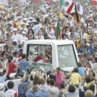 El papa es recibido por una multitud a su llegada al escenario en el que tuvo lugar la misa.