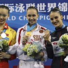 La rusa Natalia Ischenko (centro), la china Huang Xuechen y la española Andrea Fuentes, con sus meda