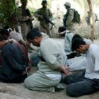 Los marines vigilan a un grupo de iraquíes hechos prisioneros en Ramadi por apoyar la rebelión