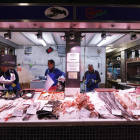 Una pescadería del mercado del Conde Luna. MARCIANO PÉREZ