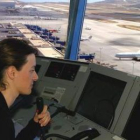 Imagen de archivo de una controladora en la torre de un aeropuerto.