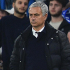 José Mourinho contempla la goleada que sufre el Manchester United en su visita al Chelsea en Stamford Bridge (4-0).