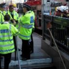 Un efectivo de la policía londinense aguarda delante de la boca de metro de la estación de Chancery